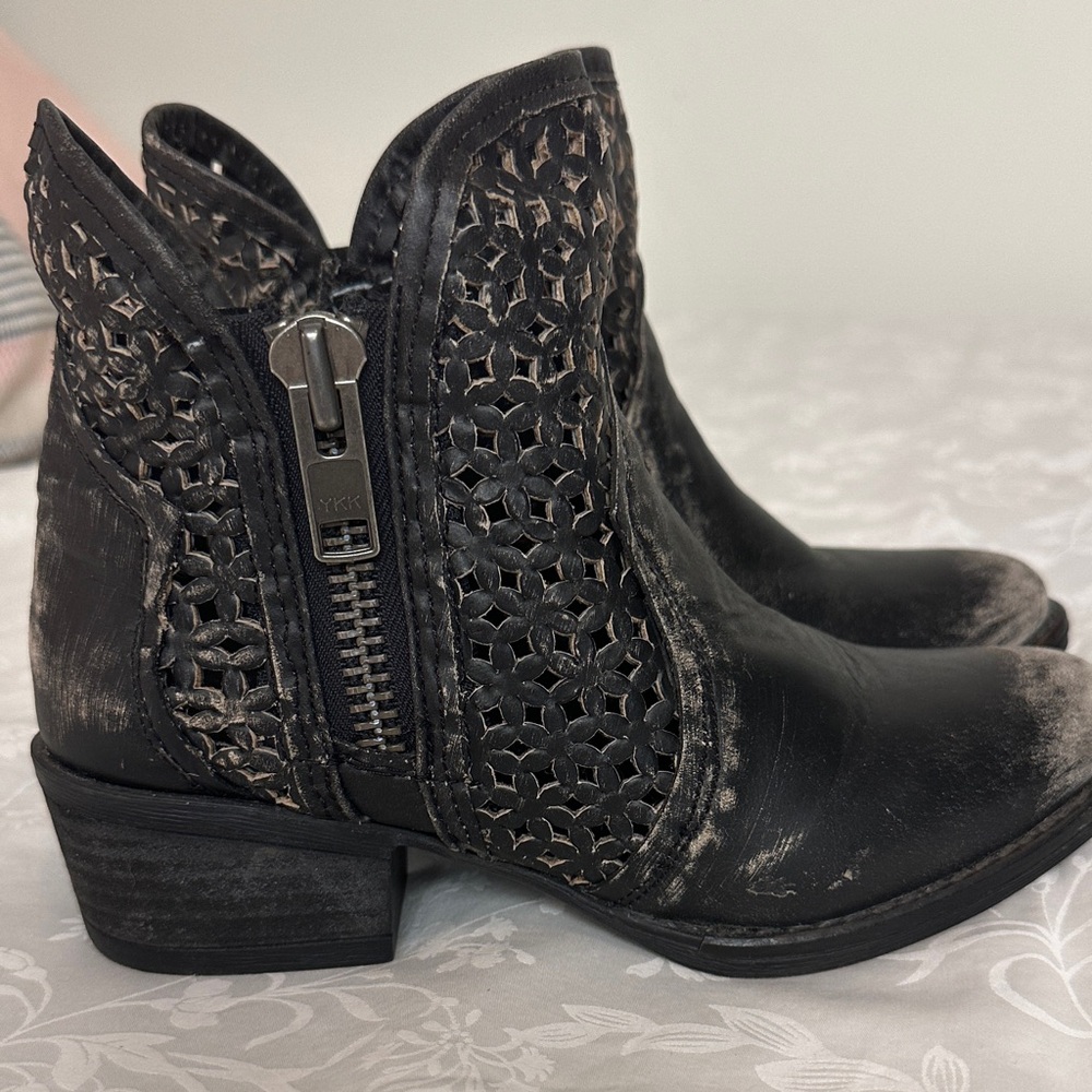 CIRCLE G WOMEN'S SHORT WESTERN BOOTS - ROUND TOE sz6.5 distressed look leather